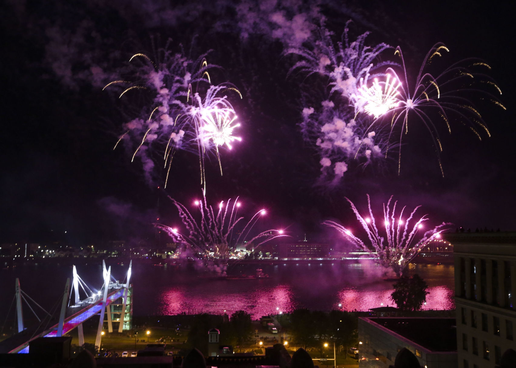 070321-qc-nws-fireworks-04.JPG
